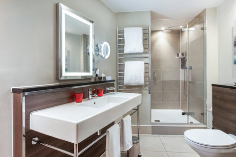 Kings Deluxe Junior Suite Bathroom