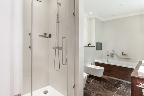 Minsters Deluxe One bedroom suite bathroom