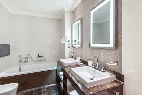 Minsters Deluxe One Bedroom Suite Bathroom