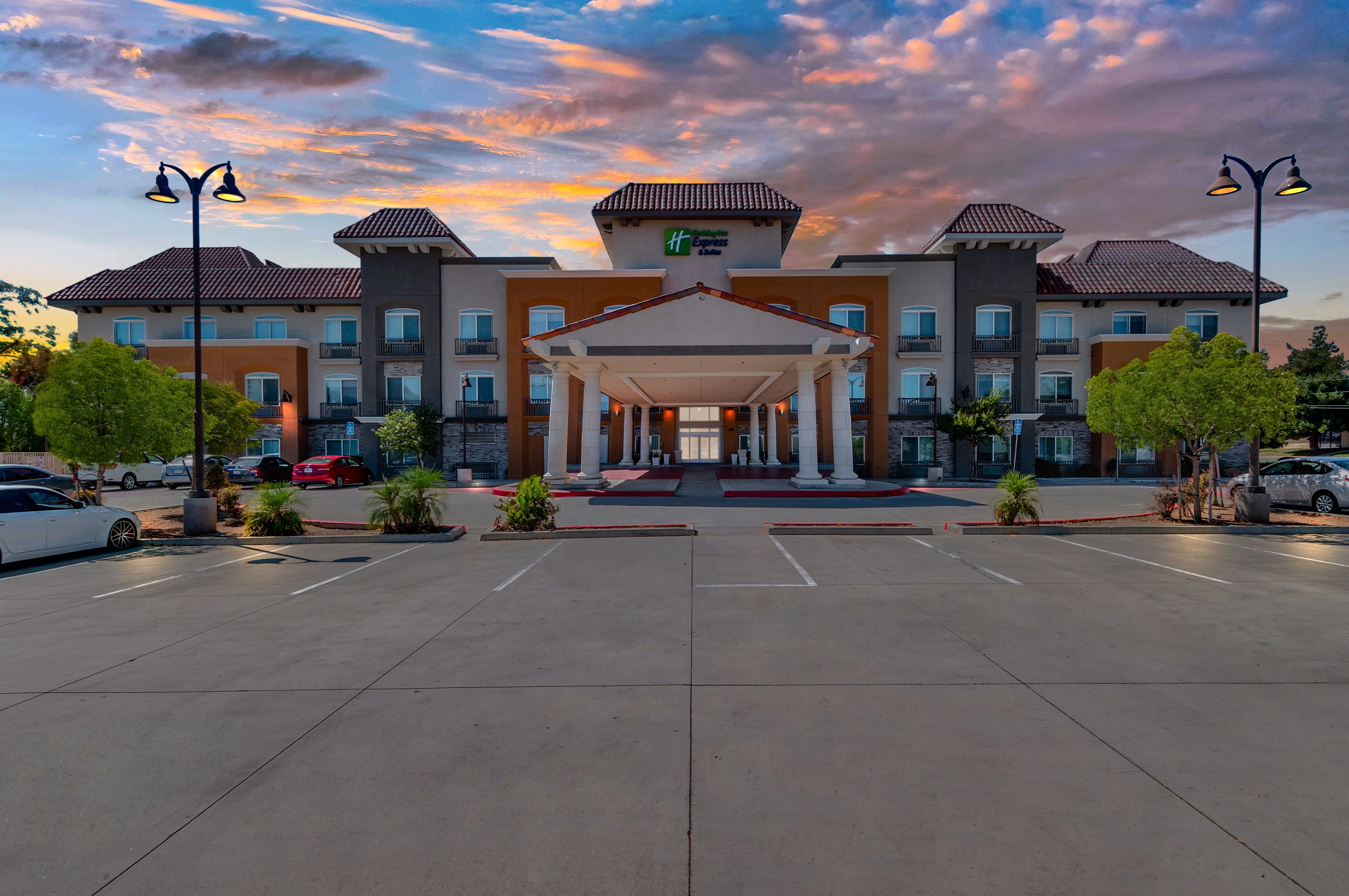Holiday Inn Express Hotel & Suites