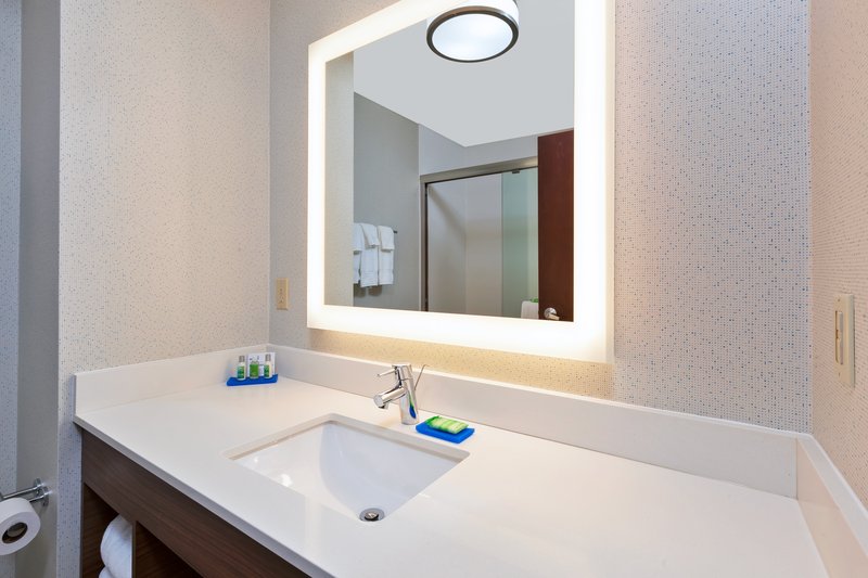 Holiday Inn Express Cleveland-Richfield