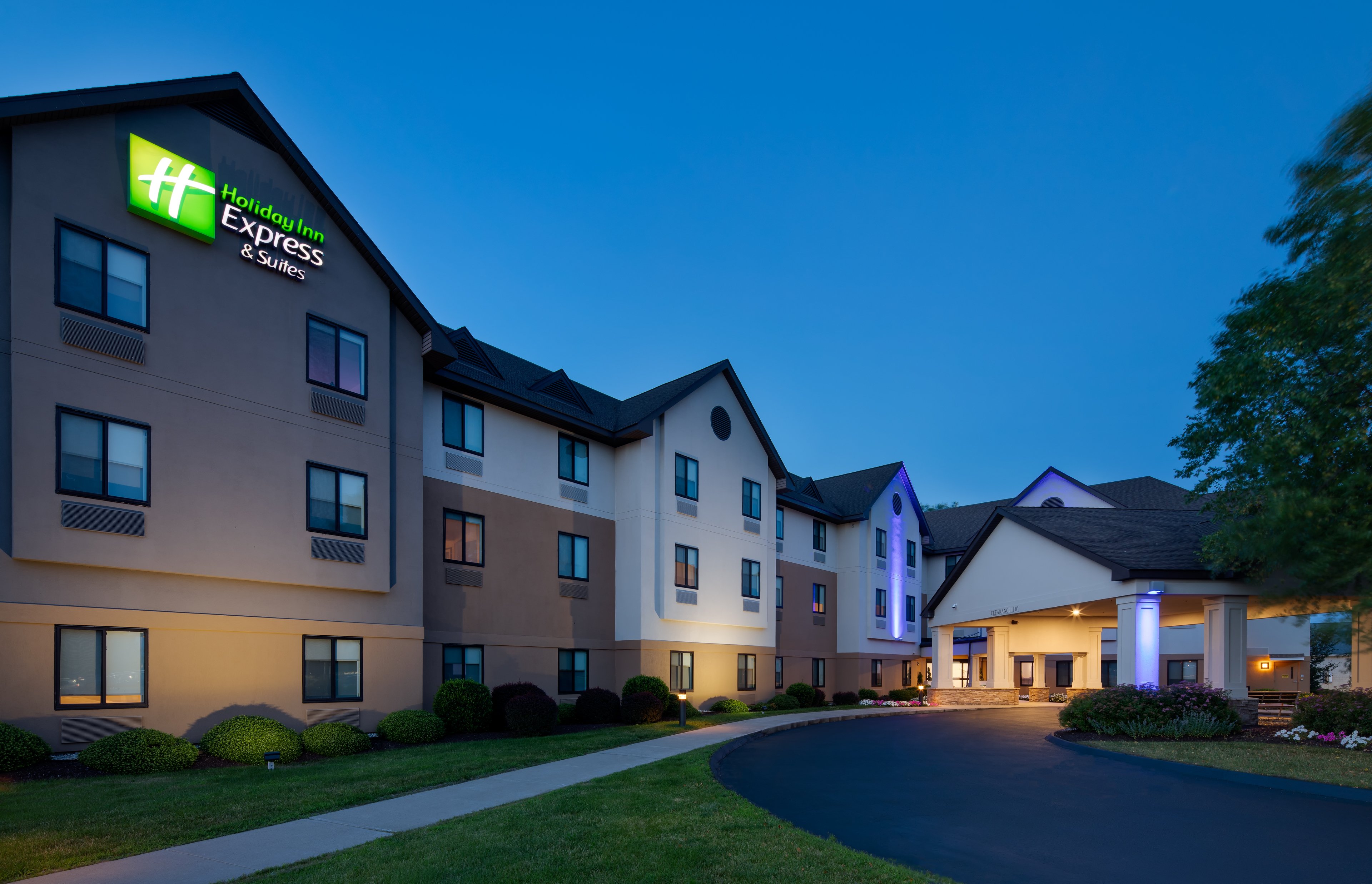 Holiday Inn Express/Suites Bradley Arpt
