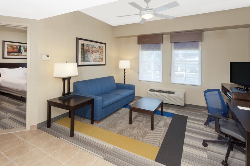 Holiday Inn Express – Military Building 107