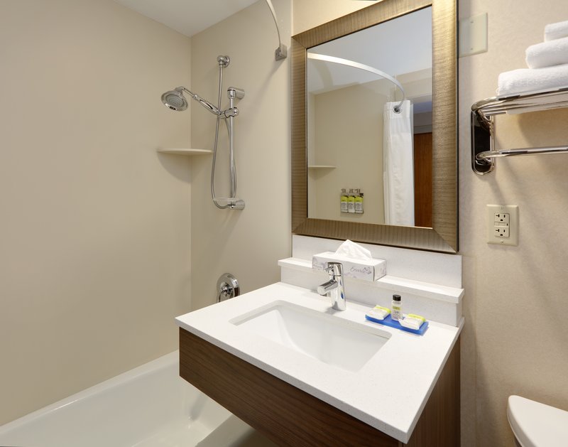 Holiday Inn Express – Military Rainier Inn & Rainier Complex