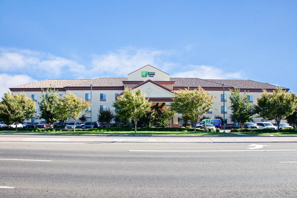 The beautiful Holiday Inn Express & Suites Clovis-Fresno Area