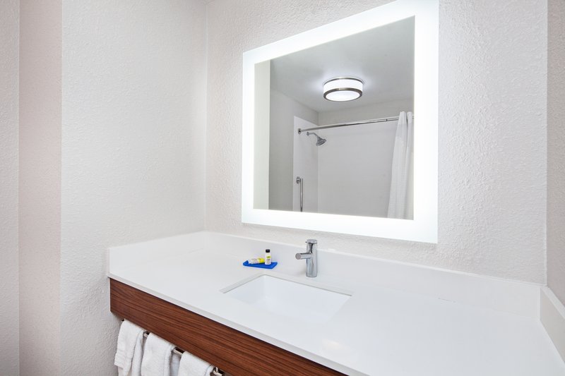 HOLIDAY INN EXP STES CLOVIS