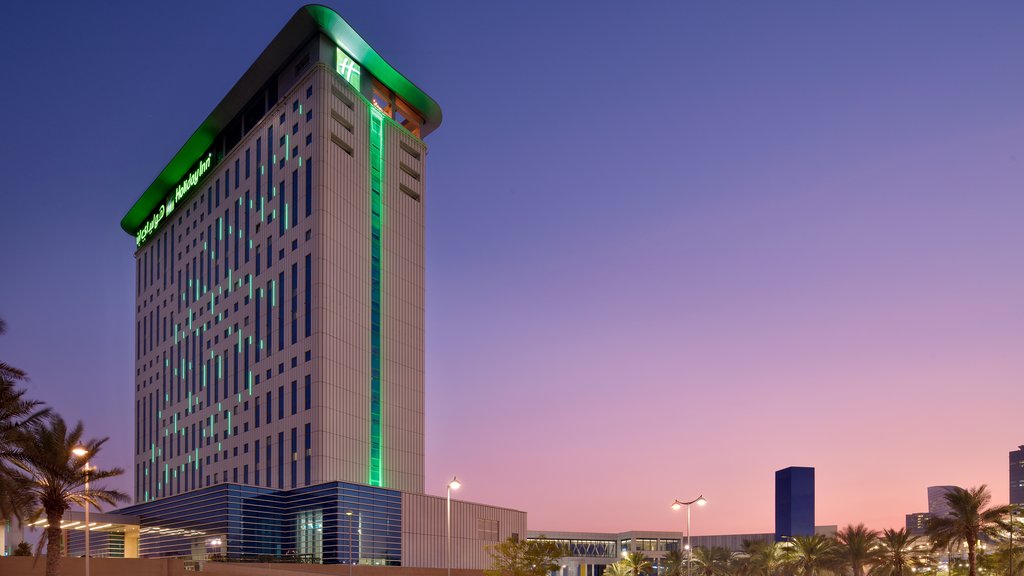 Holiday Inn directly connects to Dubai Festival City mall