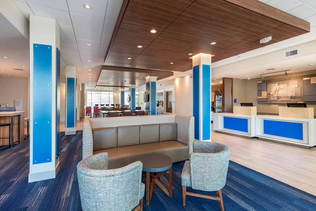 Enjoy and relax in the hotel lobby with free Wi-Fi