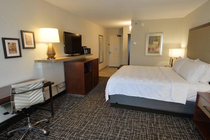 HOLIDAY INN AND SUITES LAKEVILLE
