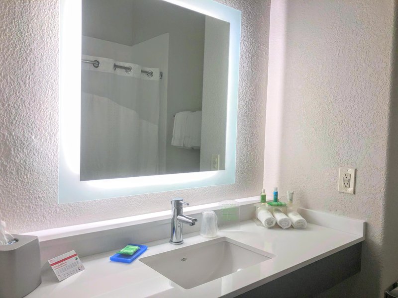HOLIDAY INN EXP STES HEARNE