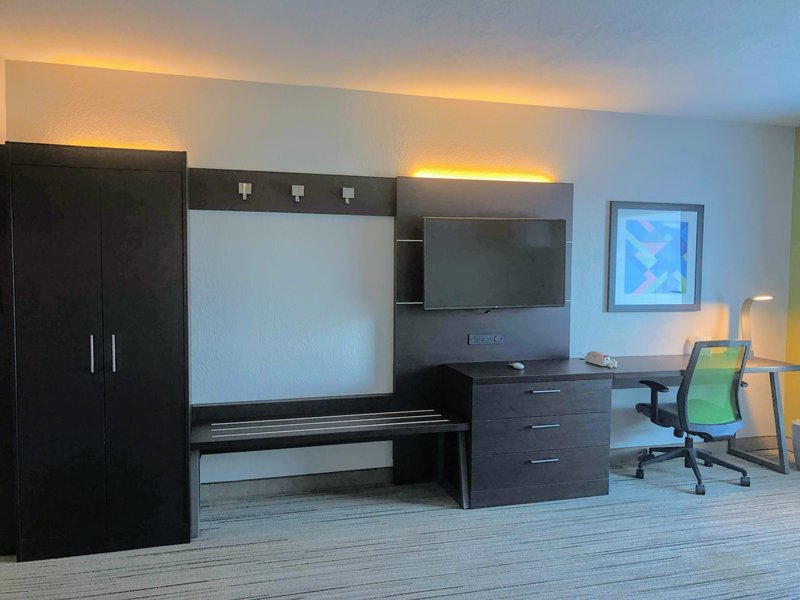 HOLIDAY INN EXP STES HEARNE