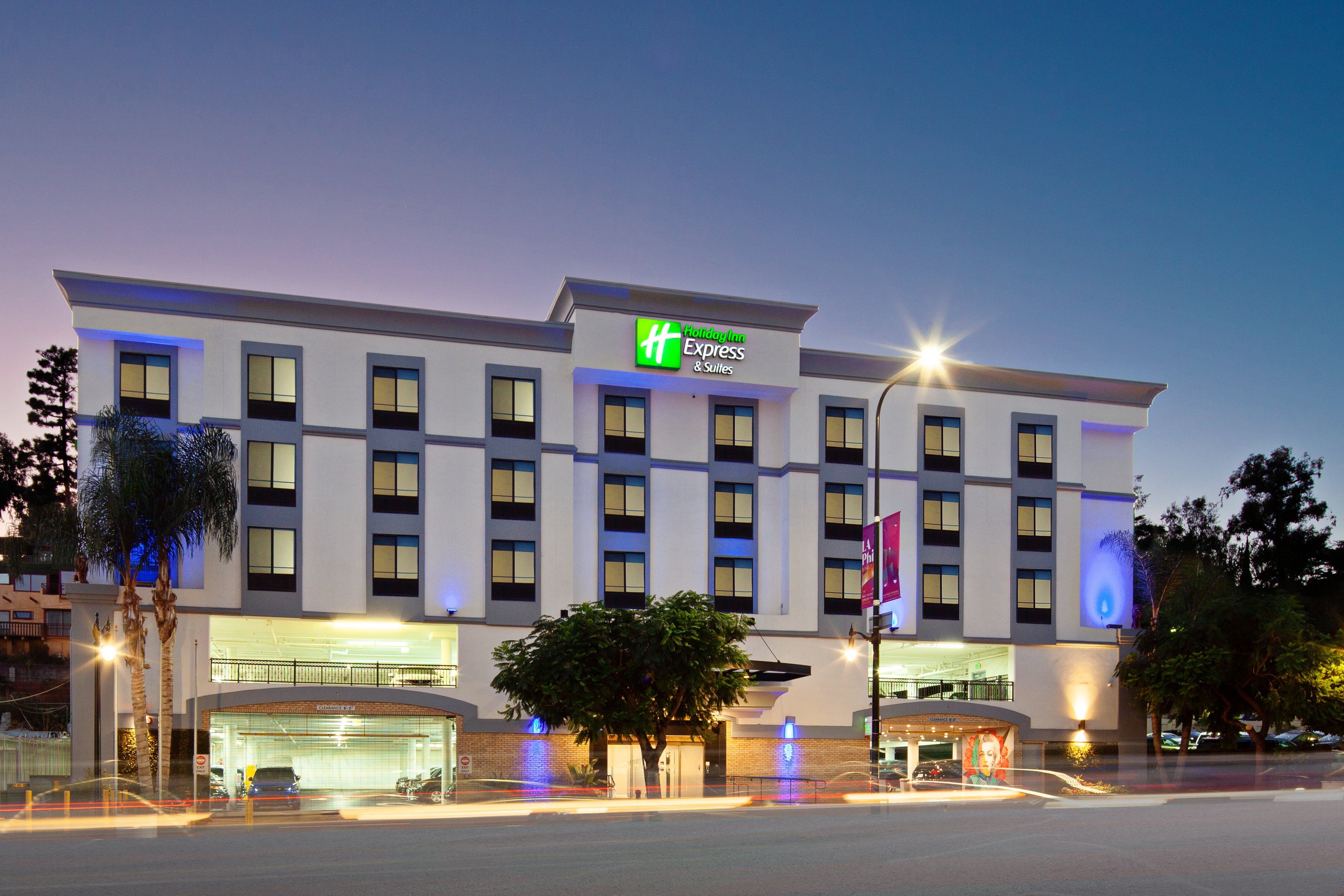 Holiday Inn Express Hotel & Suites