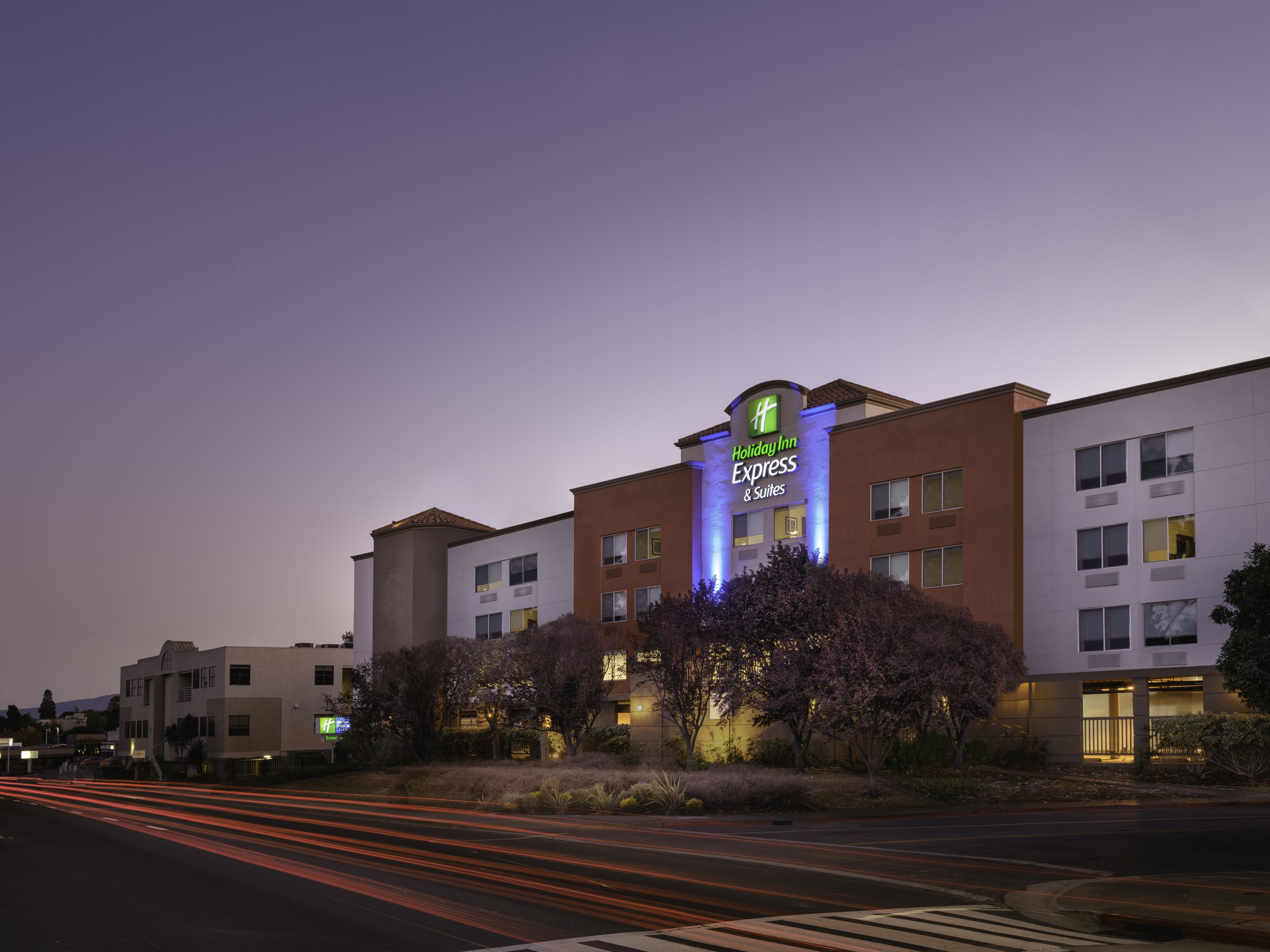 Holiday Inn Express Hotel & Suites