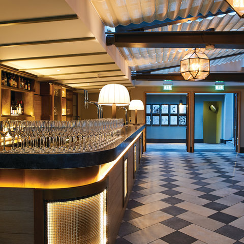 Gallery bar, flooded with natural daylight, up to 60 guests