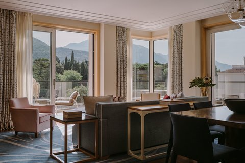 Earth tones of beige combined with wood create a warm atmosphere