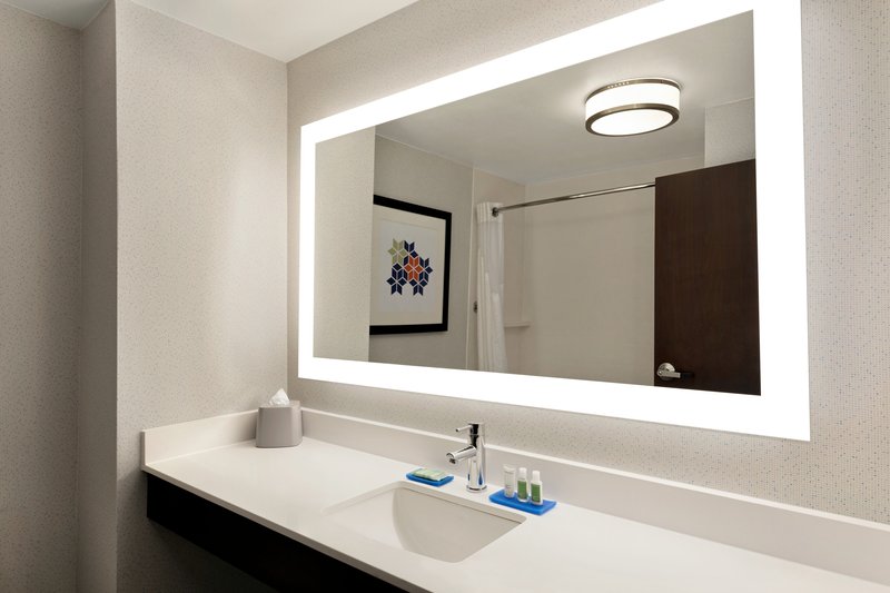 HOLIDAY INN EXP STES SHAWNEE