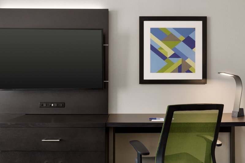 HOLIDAY INN EXP STES SHAWNEE