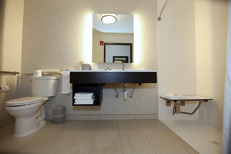 2 QUEEN BEDS MOBILITY ACCESS TUB NOSMK