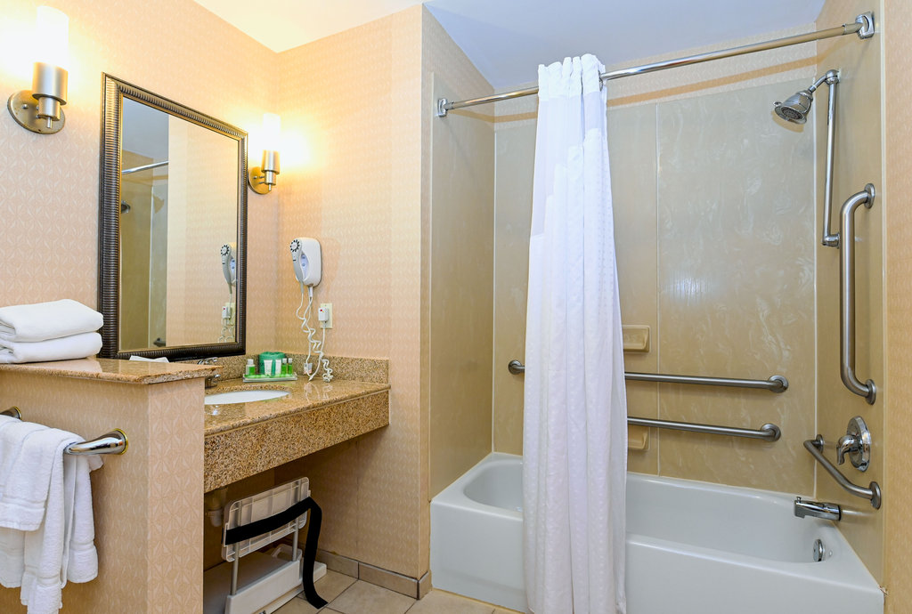 Holiday Inn PETERSBURG NORTH- FORT LEE - Tap to explore photos