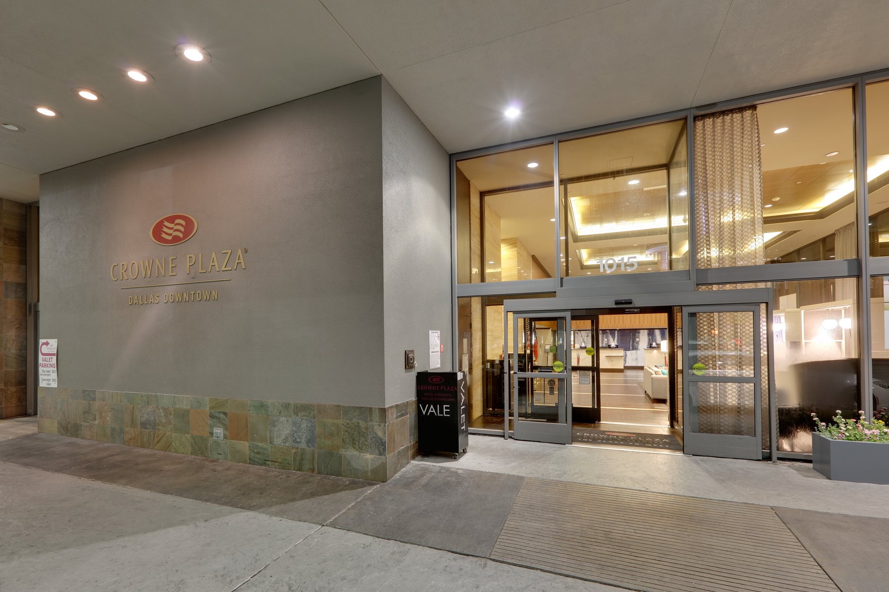 Crowne Plaza Dallas Downtown, an IHG Hotel - Crowne Plaza Dallas Downtown - Entrance - 1015 Elm