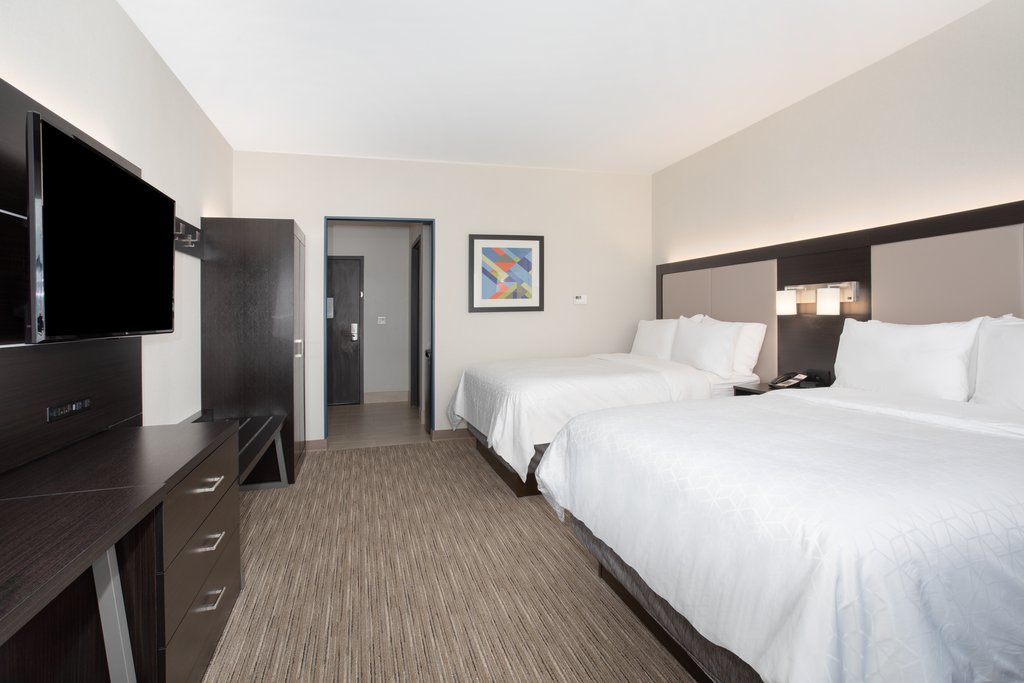 Holiday Inn Express & Suites ELY Room Type - 2 Queen Standard Walk In Shower