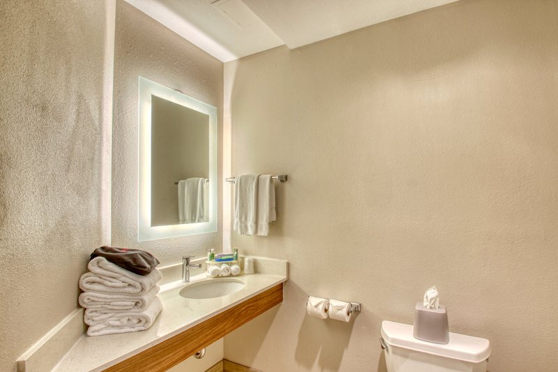 HOLIDAY INN EXP STES OSHKOSH