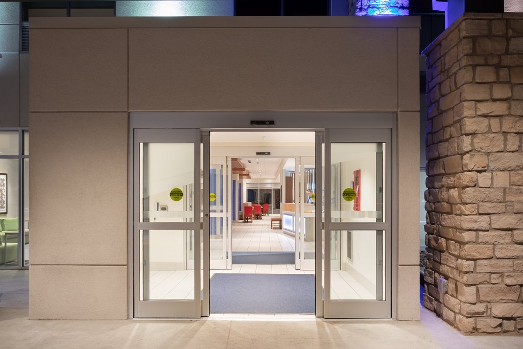 Welcome to the Holiday Inn Express & Suites - Sterling!