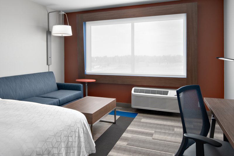 Holiday Inn Express and Suites Elkhorn – Lake Geneva Area