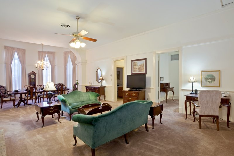 3 BEDROOM 3 BEDS KITCHENETTE DVQ SUITE