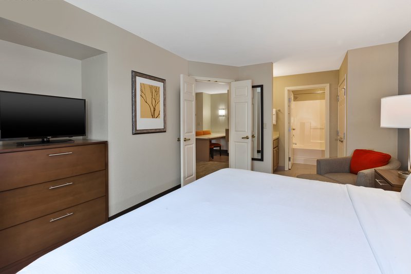 1 KING BED 1 BEDROOM SUITE NONSMOKING