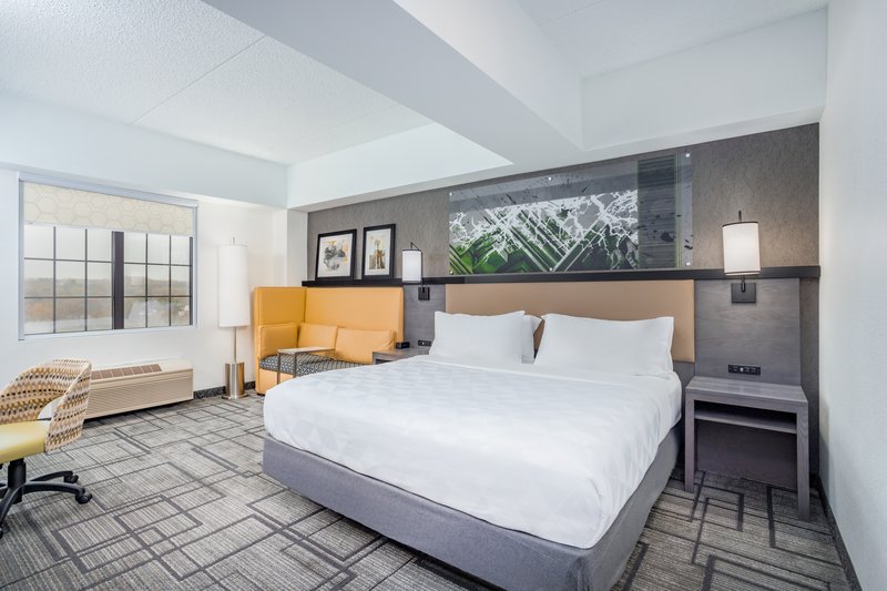 1 KING BED CORNER NONSMOKING