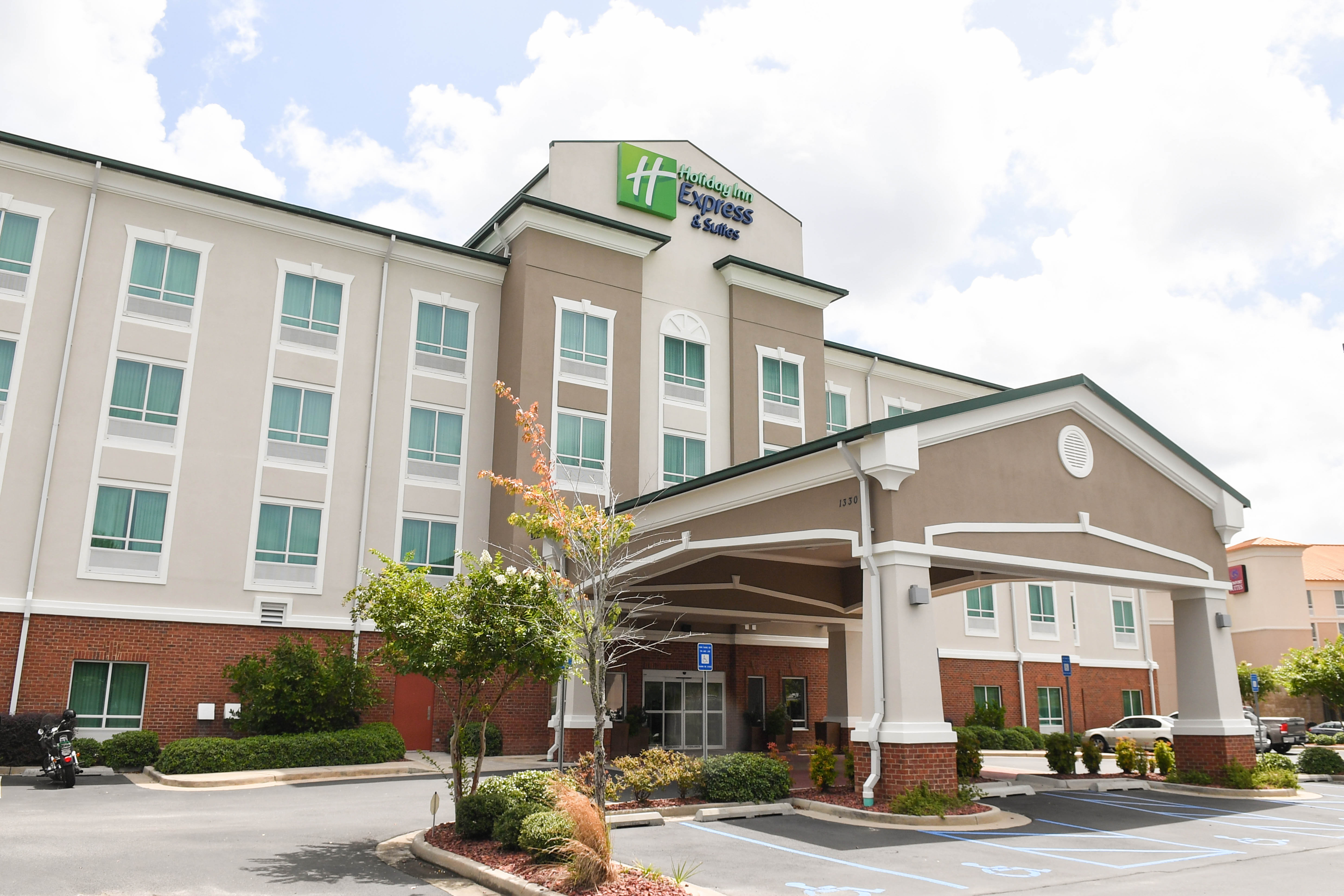 Holiday Inn Express Hotel & Suites