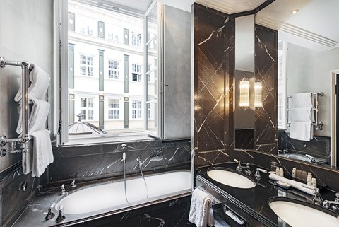 Pilati III Bathroom