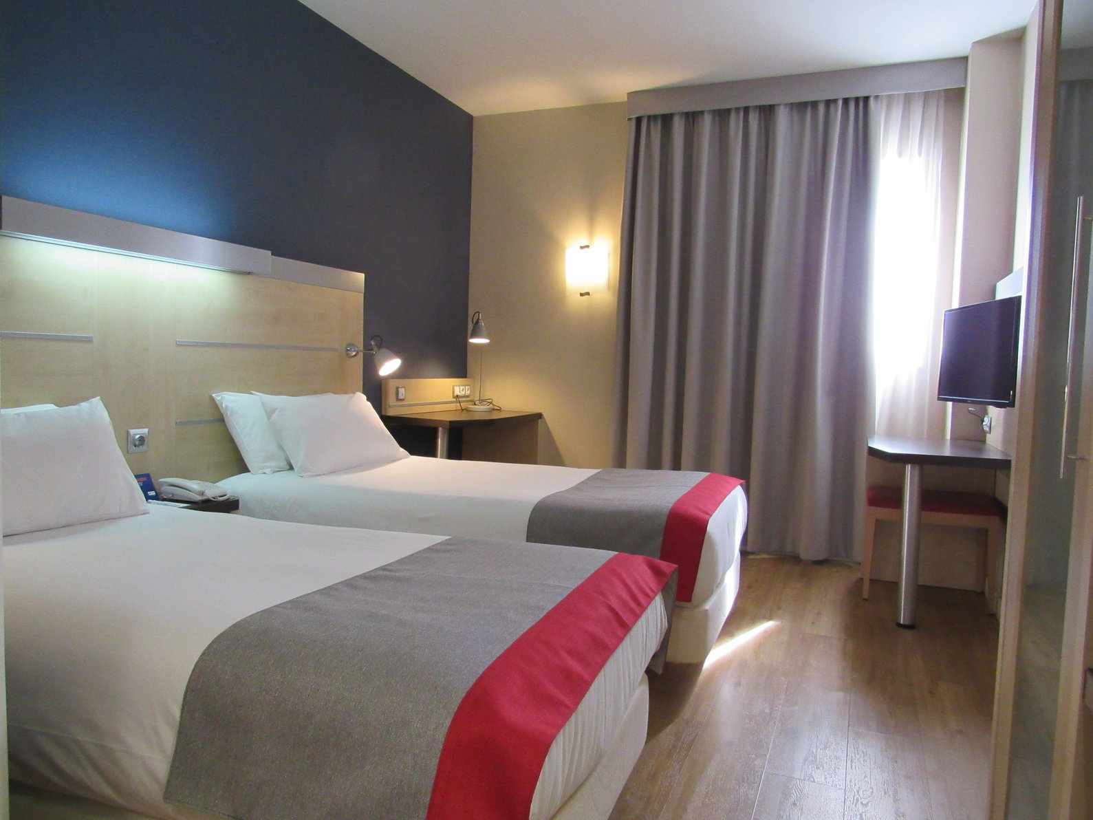 Holiday Inn Express Barcelona - Sant Cugat Room Type - 2 Single Standard with Free Breakfast