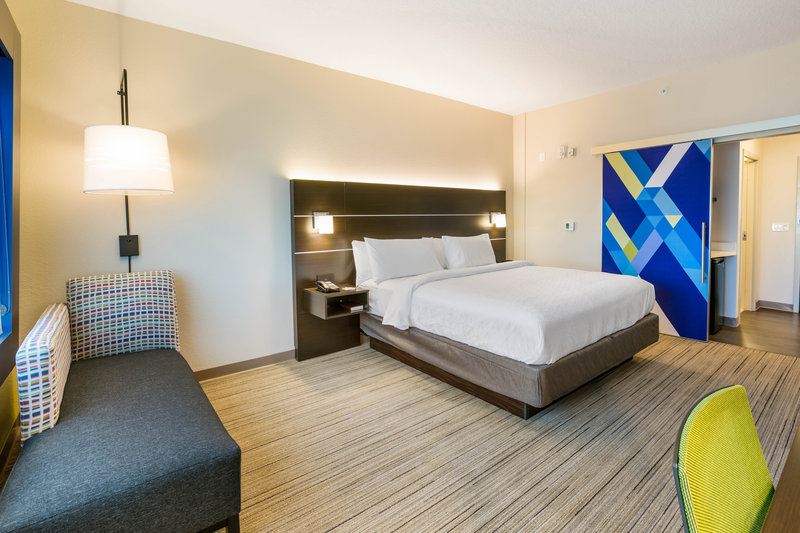 Holiday Inn Express and Suites Jacksonville – Town Center