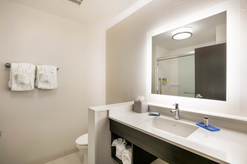 Holiday Inn Express and Suites Jacksonville – Town Center