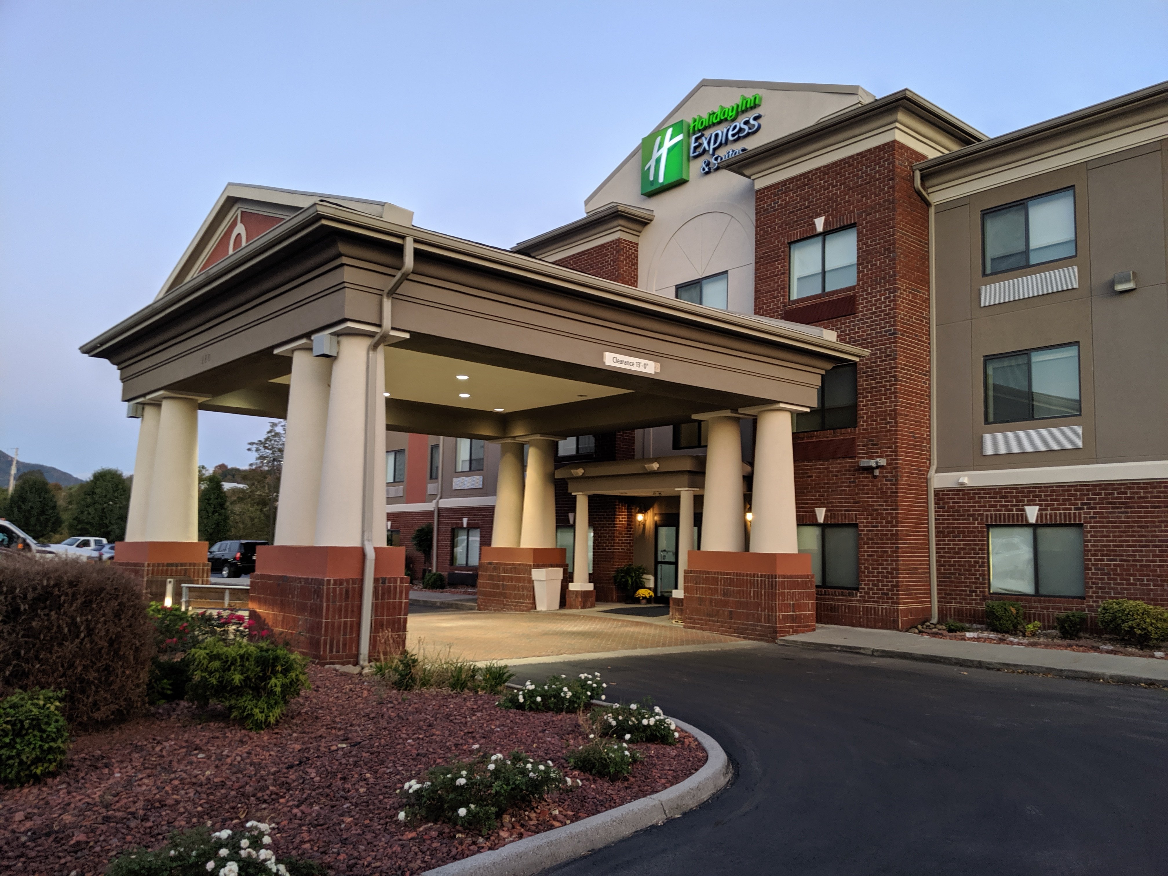 Holiday Inn Express Hotel & Suites