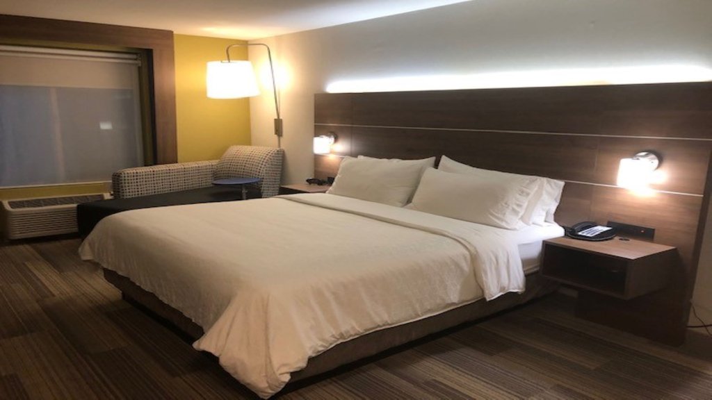 Holiday Inn Express Hotel & Suites Carson City Room Type - 1 King Bed Standard Mobil Access Tub