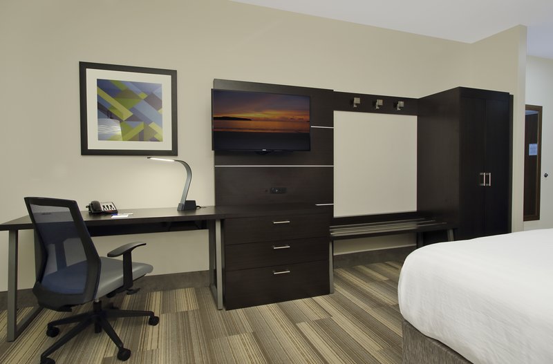 Holiday Inn Express and Suites Brookshire – Katy Freeway