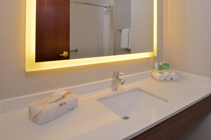 HOLIDAY INN EXP AND STES