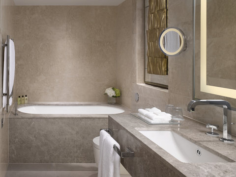 Contemporary Mayfair Studio Suite Bathroom