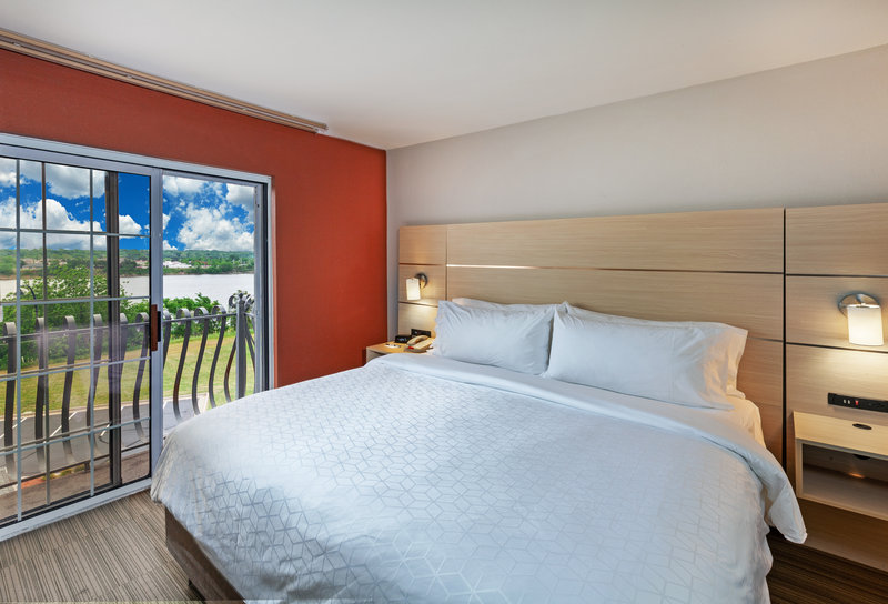 1 KING BED RIVER VIEW NONSMOKING