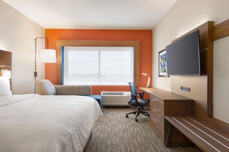 Holiday Inn Express and Suites Beaver Dam