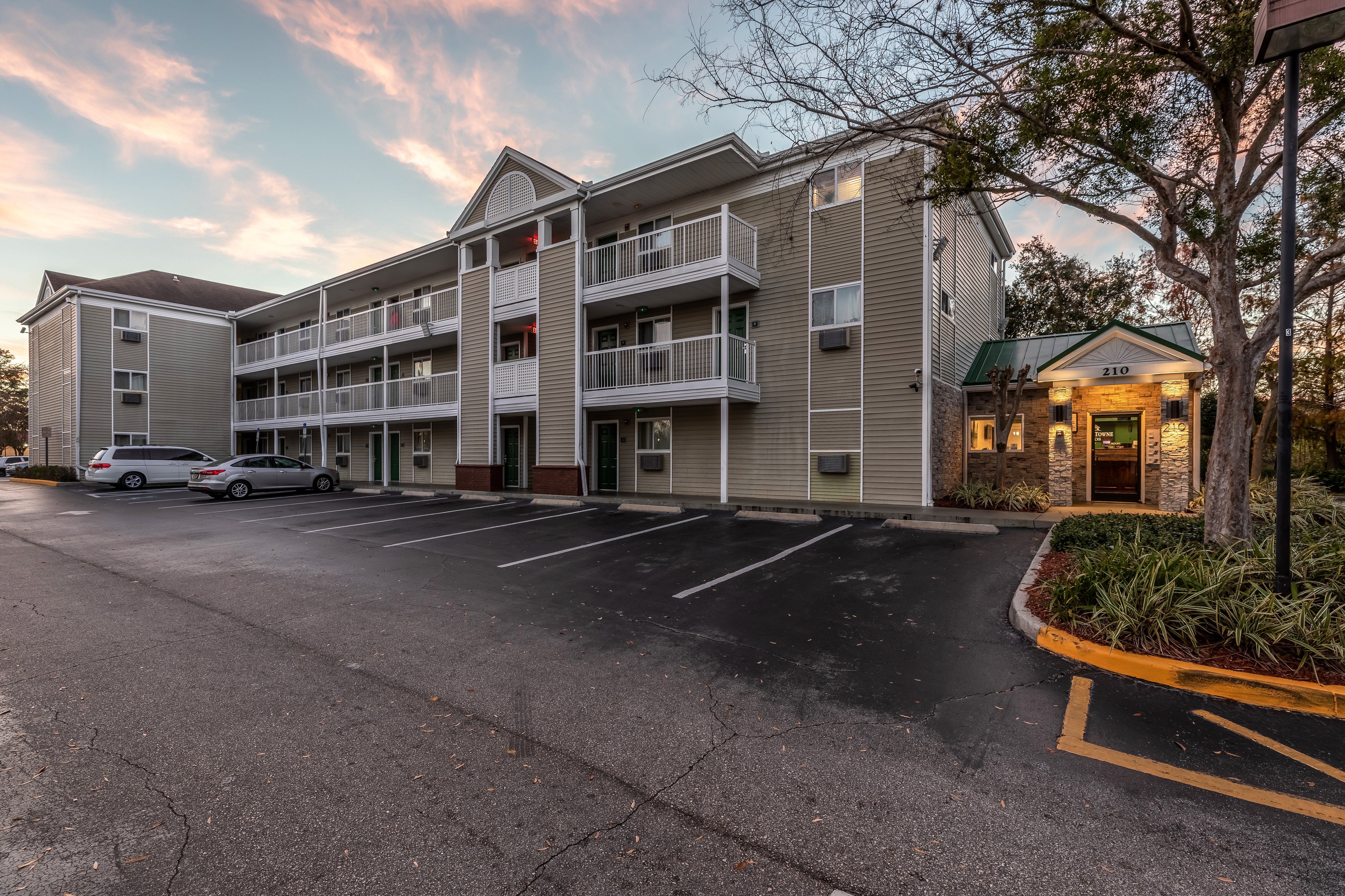 HomeTowne Studios Orlando - Casselberry