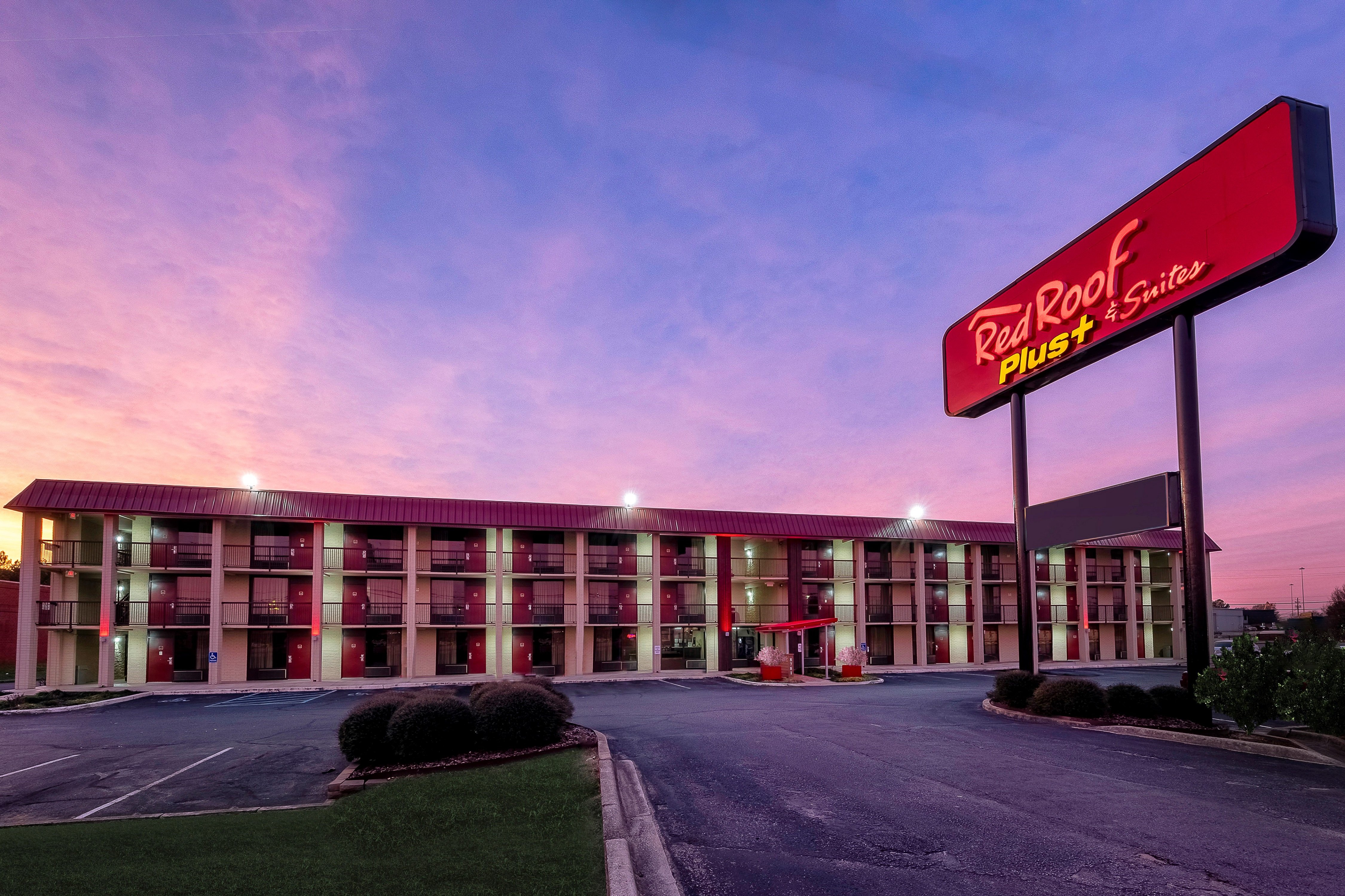 Red Roof PLUS+ Huntsville - Madison