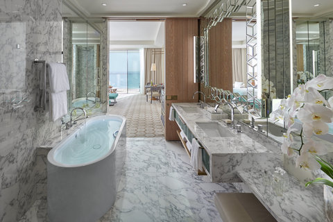 Premier Sea View Room Bathroom