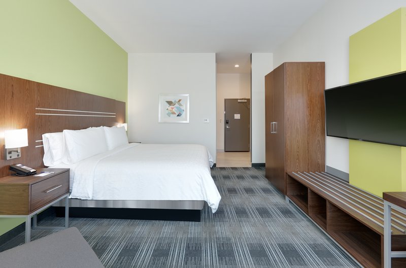 Holiday Inn Express and Suites Farmers Branch