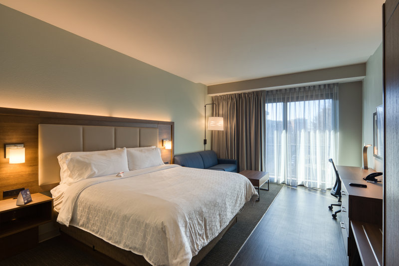 Holiday Inn Express and Suites Charlotte – South End