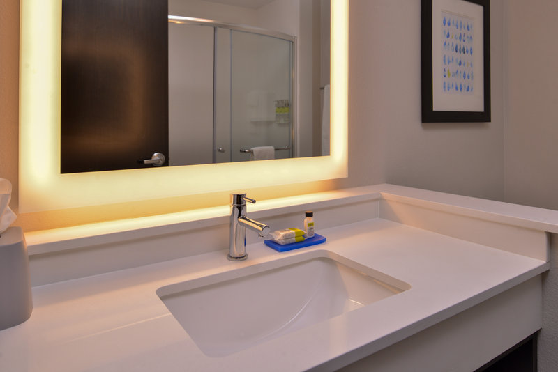 Holiday Inn Express and Suites Olathe West