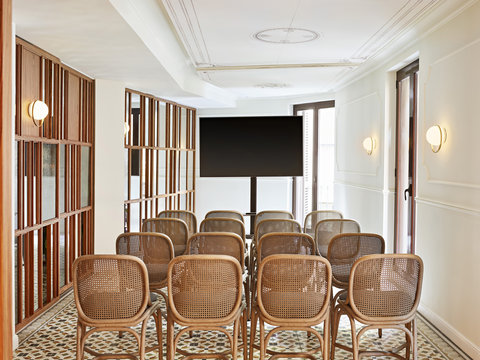 Montaje de sala de reuniones estilo teatro